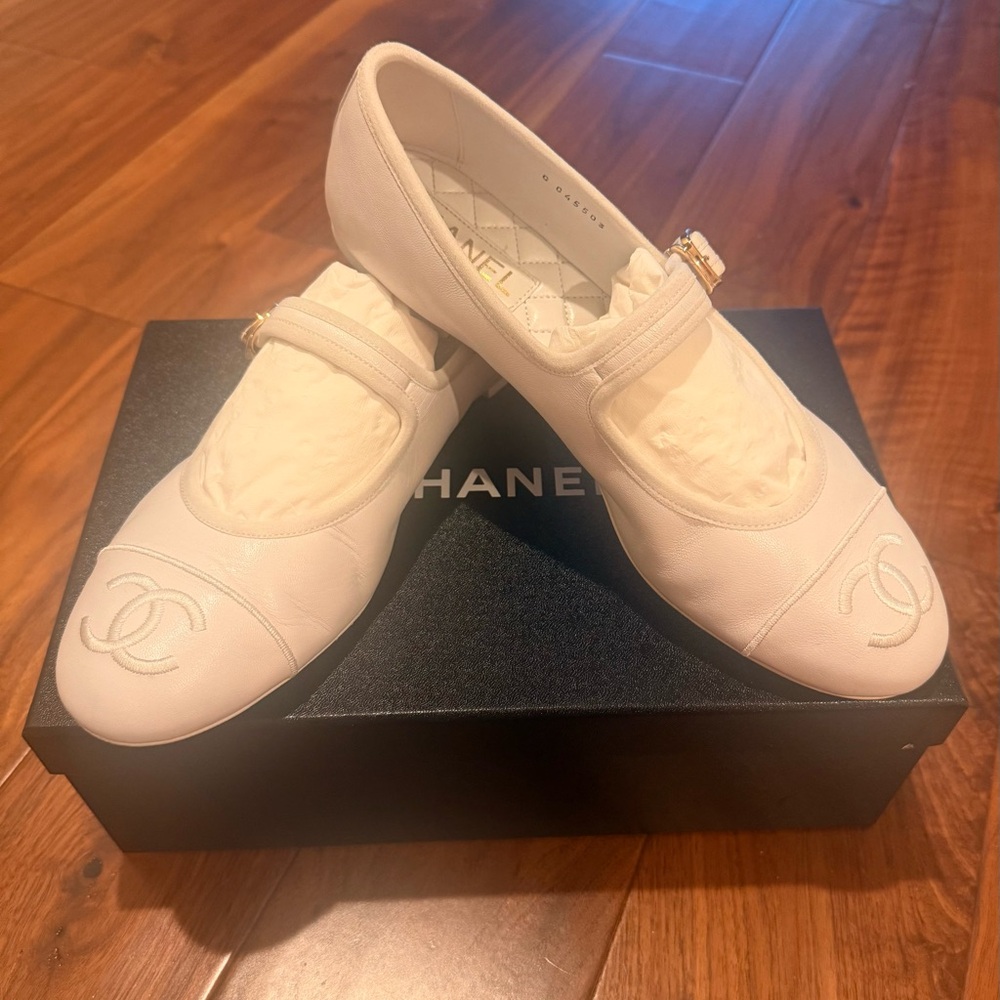 CHANEL White Quilted Leather Flats